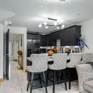 Guest house Luxurious 4 Bedroom House